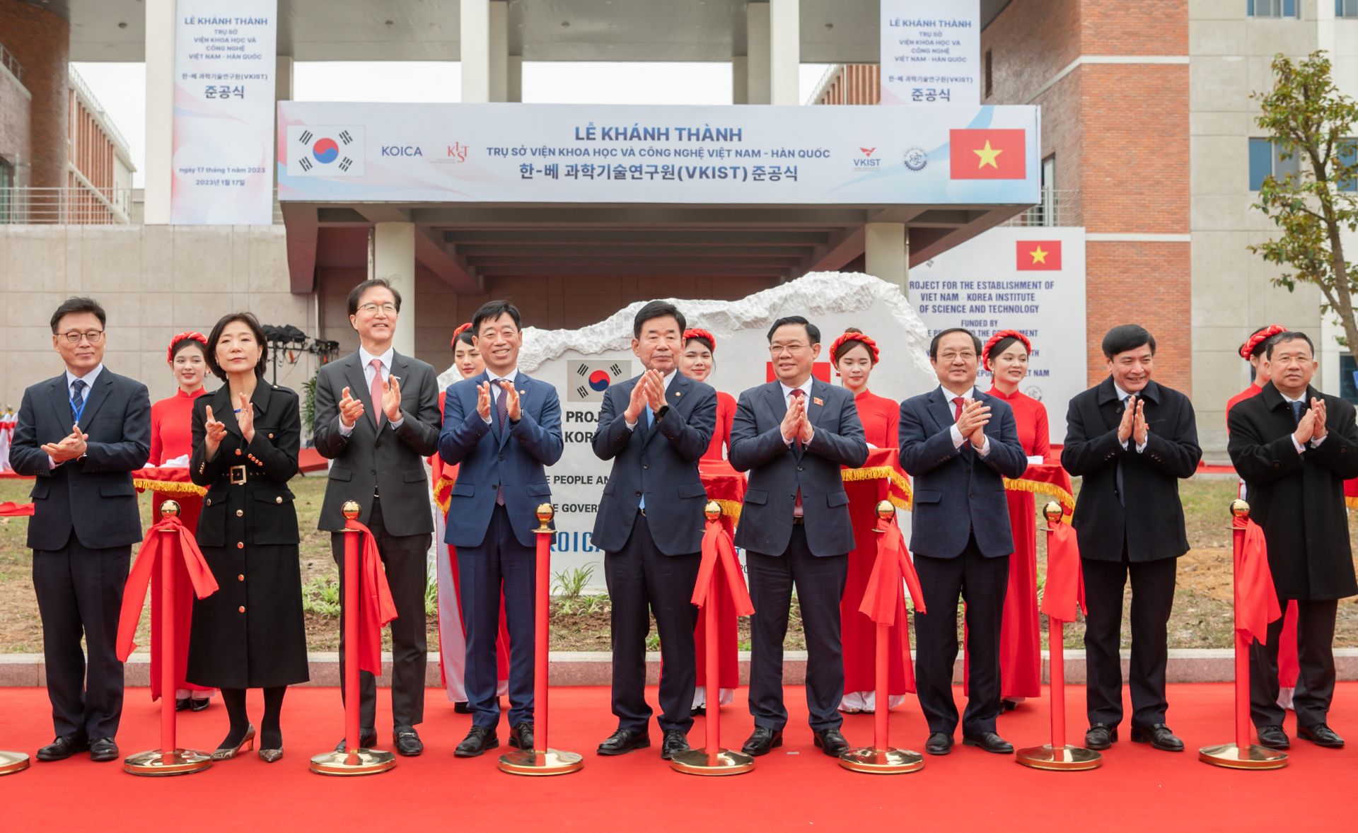 Chủ tịch Quốc hội Việt Nam Vương Đình Huệ và Chủ tịch Quốc hội Hàn Quốc Kim Jin Pyo tham dự Lễ Khánh thành trụ sở Viện Khoa học và Công nghệ Việt Nam – Hàn Quốc