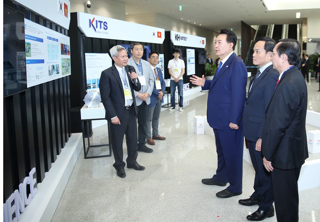 Tổng thống Hàn Quốc Yoon Suk Yeol tham quan khu triển lãm của VKIST tại sự kiện đối thoại với thế hệ kỷ nguyên số tương lai của Việt Nam – Hàn Quốc.