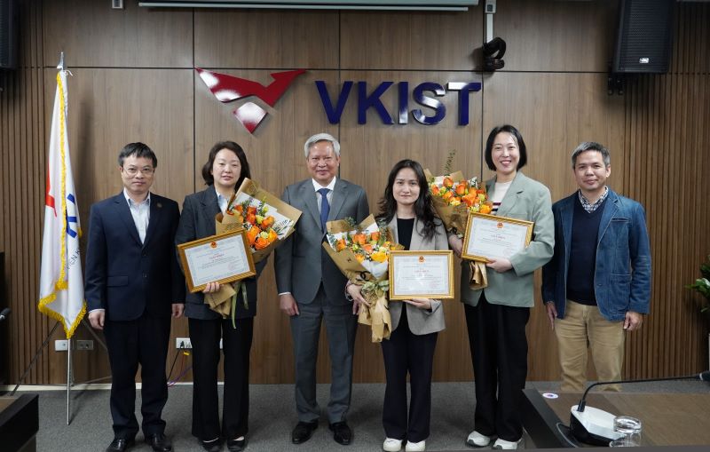 VKIST trao tặng giấy khen cho tập thể và 04 cá nhân thuộc Văn phòng Cơ quan Hợp tác quốc tế Hàn Quốc tại Việt Nam (KOICA).