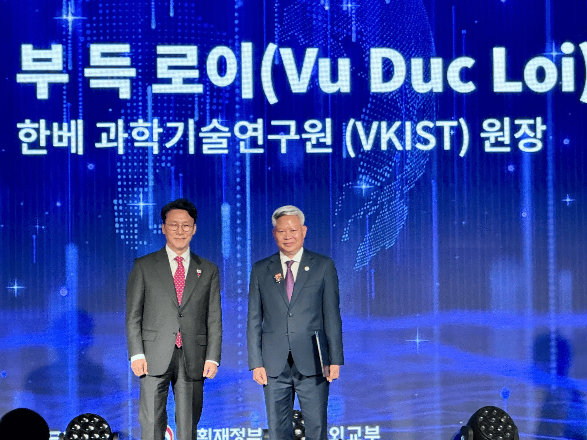 PGS.TS. Vũ Đức Lợi - Viện trưởng VKIST - vinh dự đón nhận Huân chương của Tổng thống Hàn Quốc