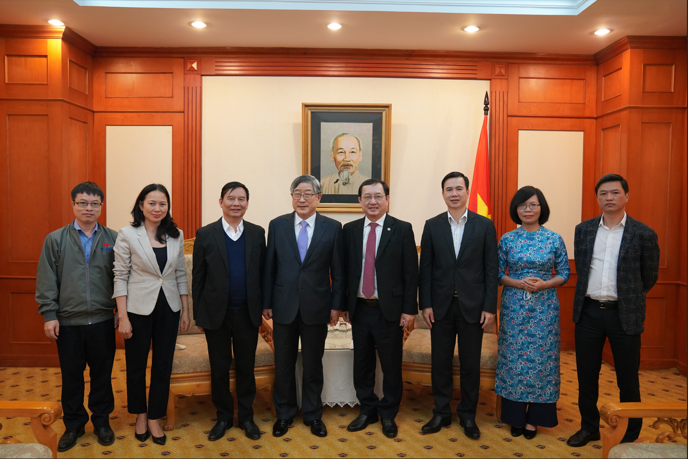 Minister of Science and Technology Huynh Thanh Dat bit farewell to Dr. Kum Dongwha – the first President of VKIST