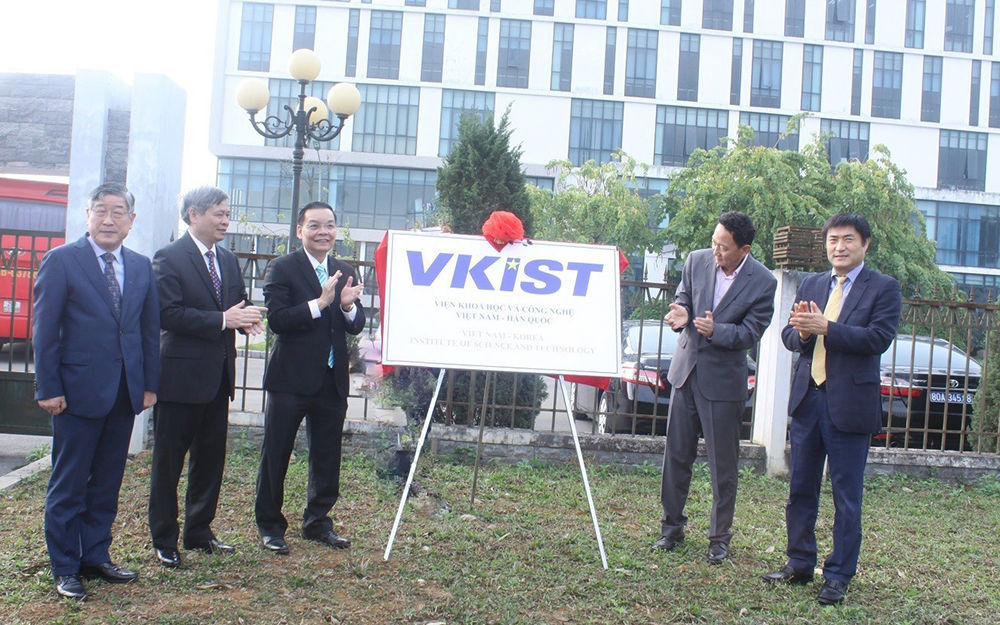 Minister of Science and Technology, Vietnam and Embassador of Korea in Vietnam visit VKIST
