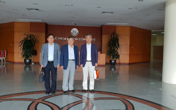 Expert from Korea Institute of Science and Technology (KIST) visits and starts working at VKIST