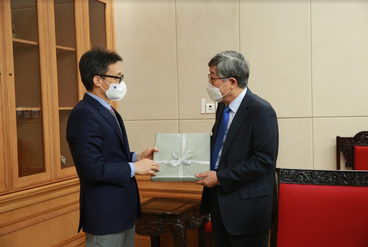 Deputy Prime Minister Vu Duc Dam bid farewell to Dr. Kum Dongwha – The first President of Vietnam - Korea Institute of Science and Technology