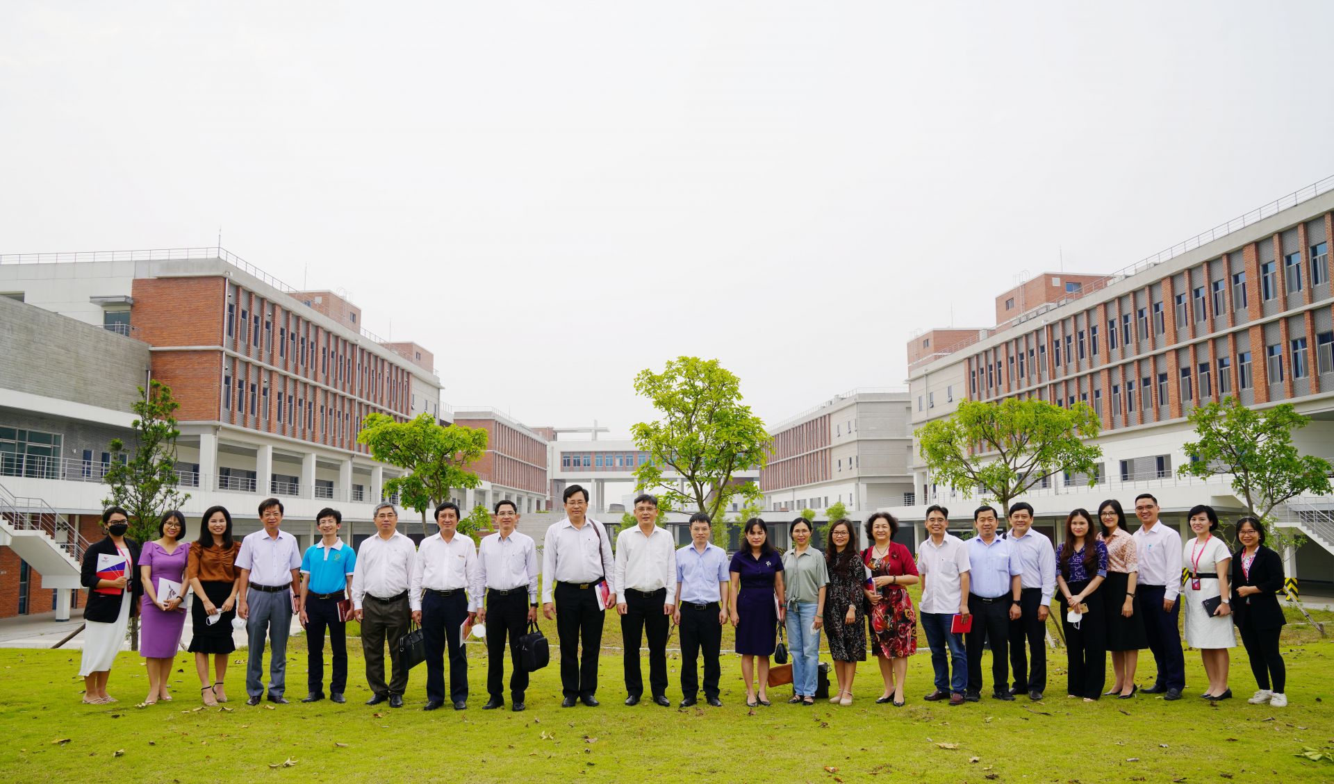 Viet Nam National University Ho Chi Minh City visits VKIST