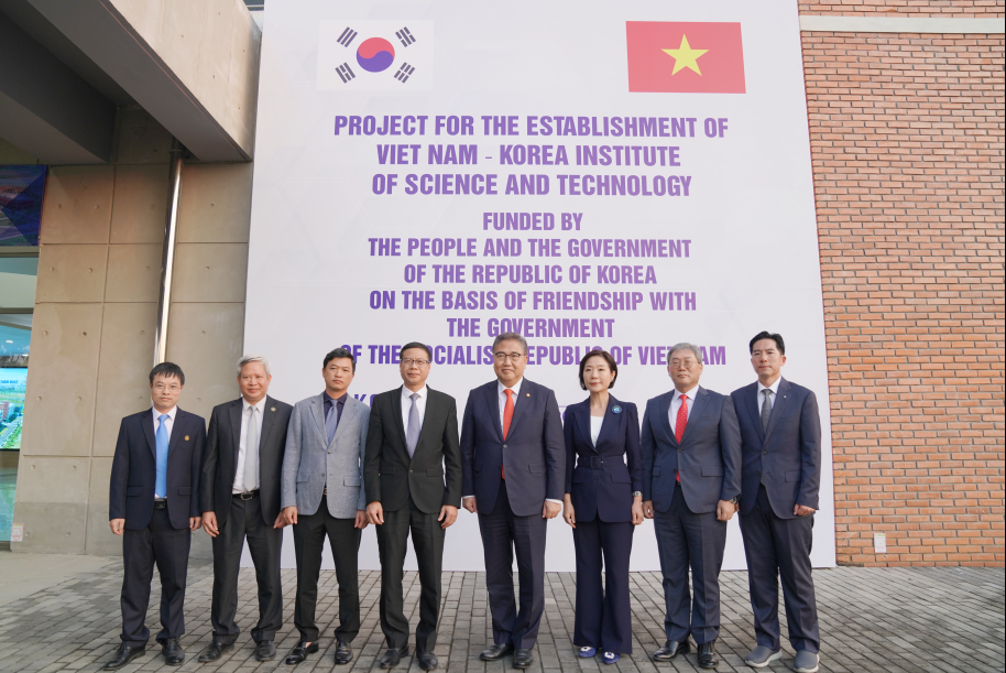 RoK Foreign Minister Park Jin visits VKIST