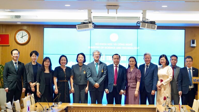 Tôn vinh những đóng góp cho hợp tác khoa học và công nghệ Việt Nam - Hàn Quốc