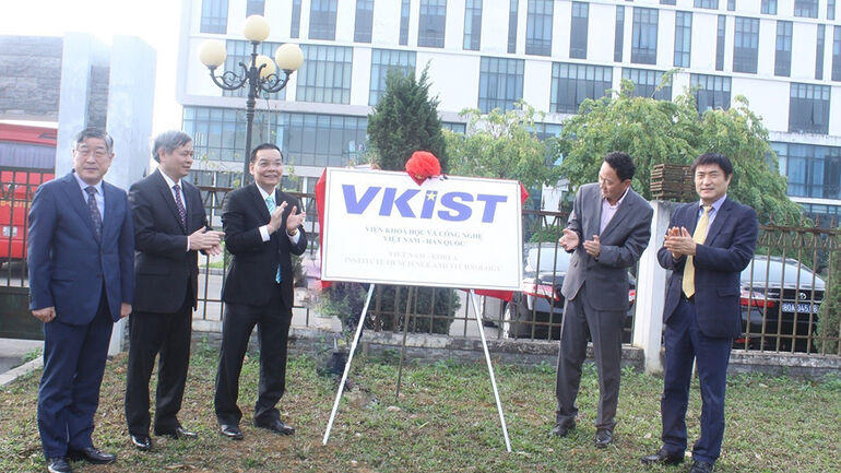 Minister of Science and Technology, Vietnam and Embassador of Korea in Vietnam visit VKIST