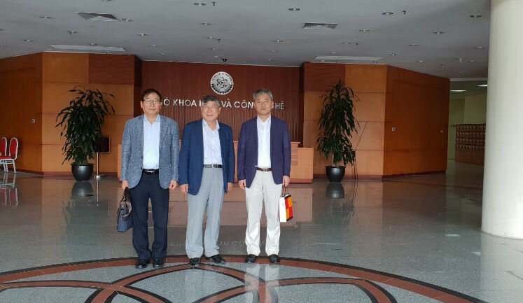 Expert from Korea Institute of Science and Technology (KIST) visits and starts working at VKIST
